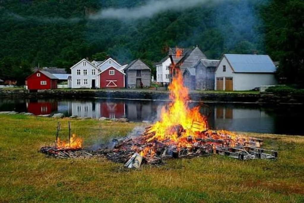 Вилла Kvammehuset Pa Gamle Лердалсёйри Экстерьер фото